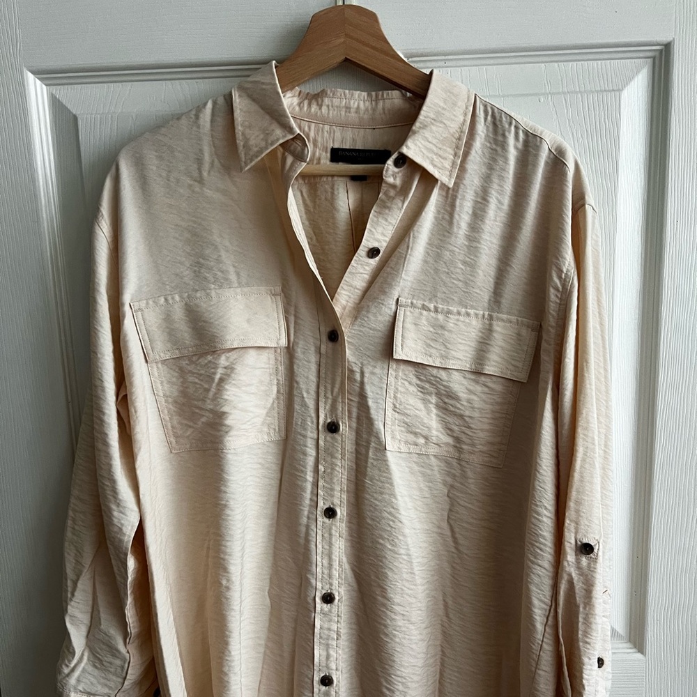 Banana republic relaxed look button down shirt in ecru off-white size small NWOT